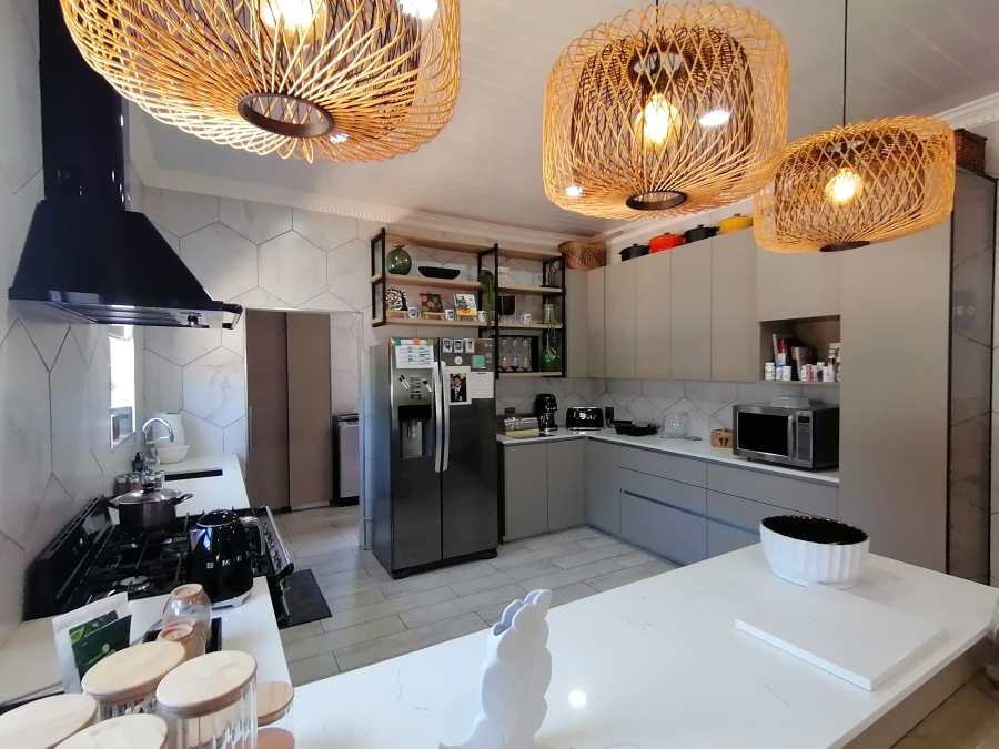 6 Bedroom Property for Sale in Wilkoppies North West